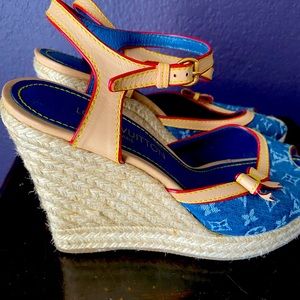 Flawless, retro Lois Vuitton wedges, 4 1/2 in height, and absolutely darling!